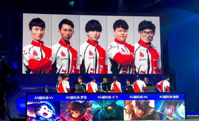 由锋线球员 由锋线球员